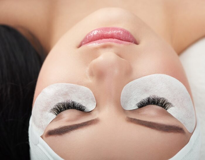 DO LASH EXTENSIONS HURT? KNOW THE FACTS